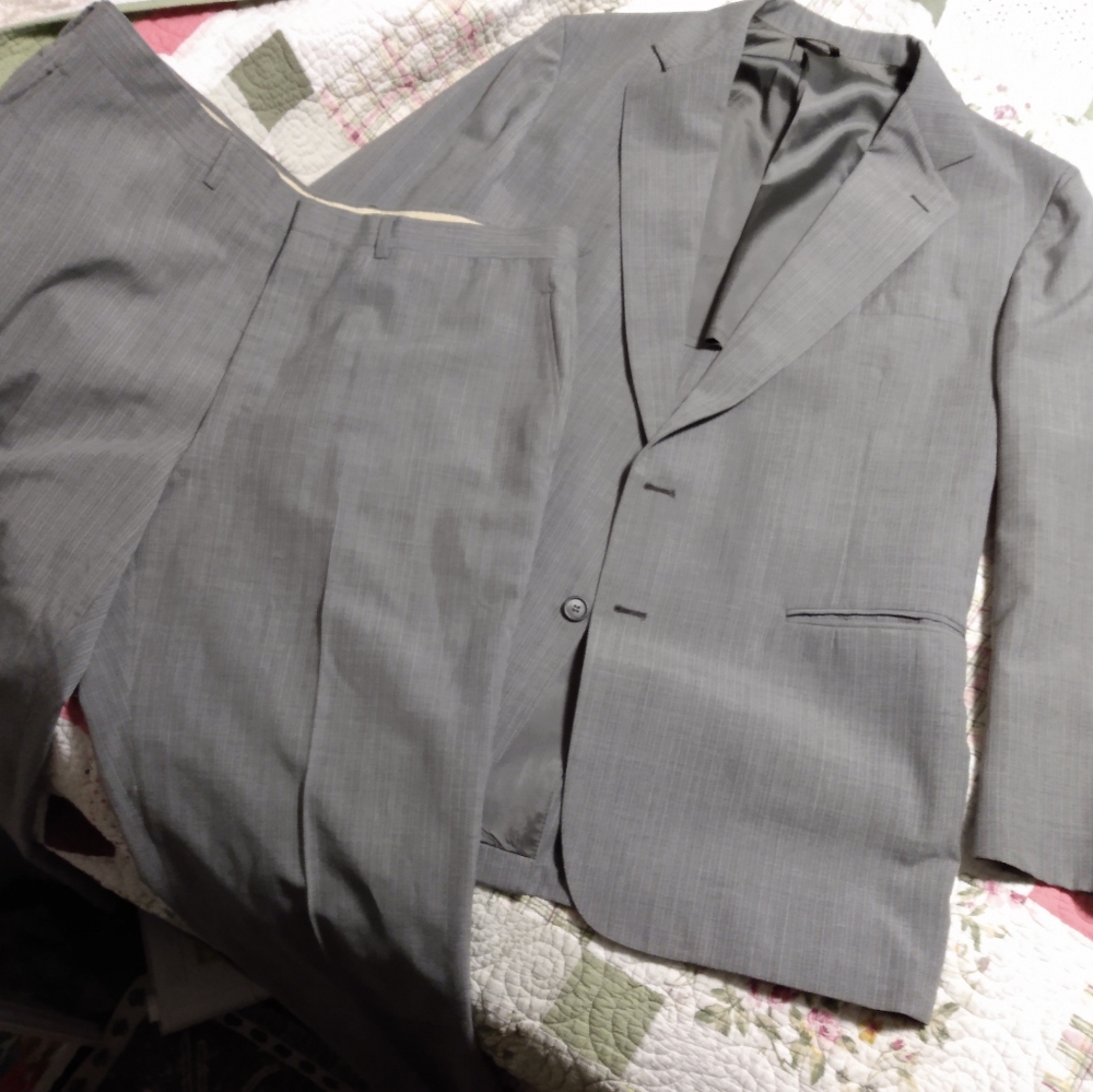 Stunning Men's Gray pinstriped suit sz 38 pants